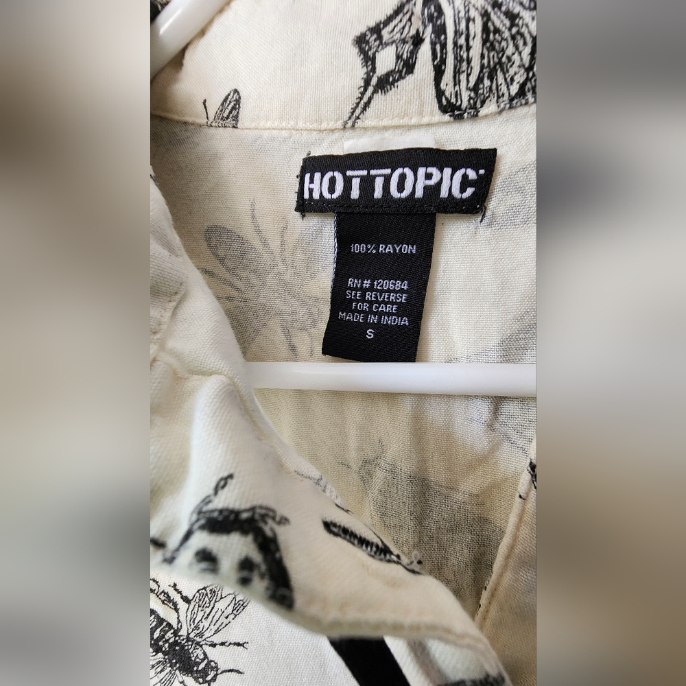 Hot Topic Cream Button Crop Shirt with Black Insect Print (sz small) - Picture 4 of 10